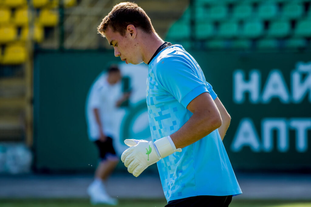 denys-marchenko-18-richnyy-vorotar-oboloni-start-sezonu-v-rukavytsyakh-brave-gk-reaction-green-1